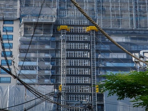 ロングスパン工事用エレベーターとは？建設用リフトとの違いや設置基準を解説 